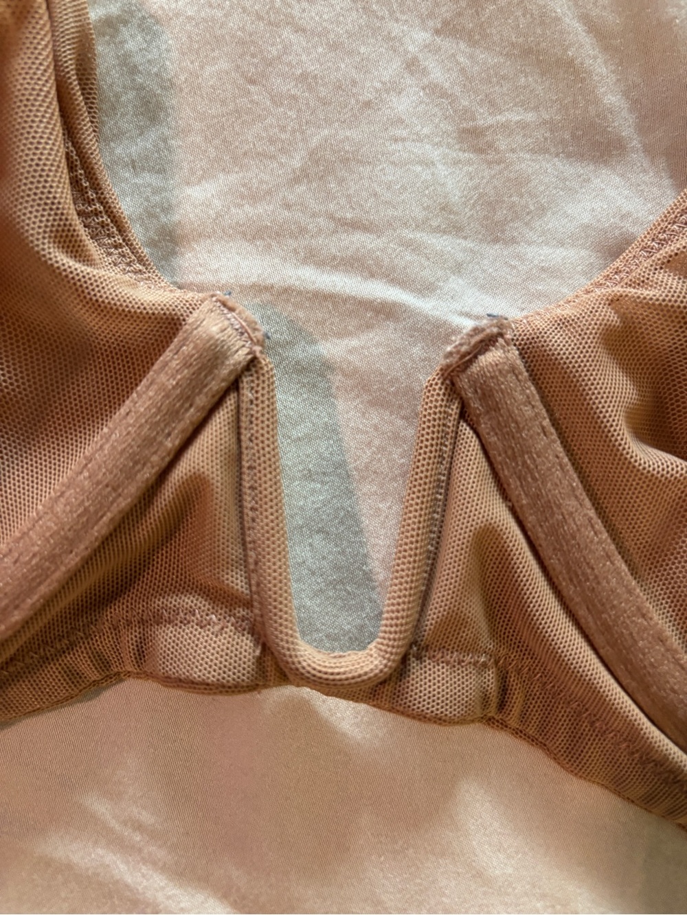 SKIMS Nude Plunge V-Wire Bra - Picture 4 of 4